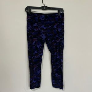 Lululemon multi color pattern crop legging sz 6 has mesh patches 21”inseam